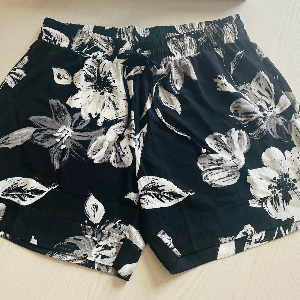 NWOT! Zac & Rachel Floral Black and White Shorts